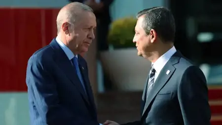 أردوغان يجري اتصالا هاتفيا برئيس حزب الشعب الجمهوري أوزغور أوزال