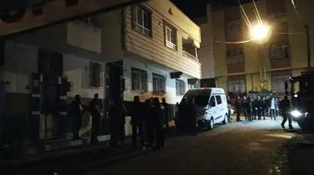 العثور على عائلة سورية مكونة من 5 أفراد مقتولين في منزلهم بولاية كيليس التركية العثور على عائلة سورية مكونة من 5 أفراد مقتولين في منزلهم بولاية كيليس التركية