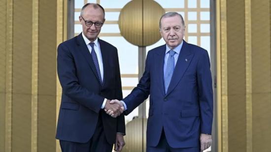 أردوغان وميرتس يبحثان هاتفياً العلاقات الثنائية وقمة الناتو وحرب أوكرانيا