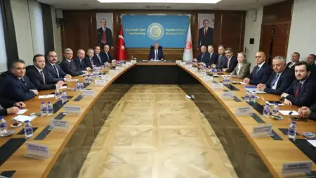 عاجل .."عمر بولاط "وزير التجارة في حكومة أردوغان الجديدة يعقد اجتماعه الأول  عاجل .."عمر بولاط "وزير التجارة في حكومة أردوغان الجديدة يعقد اجتماعه الأول