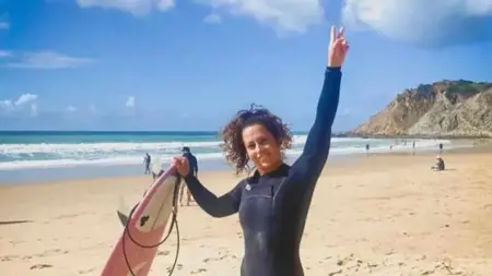 سمكة «أبو سيف» تنهي حياة راكبة أمواج.. طعنتها في قلبها سمكة «أبو سيف» تنهي حياة راكبة أمواج.. طعنتها في قلبها