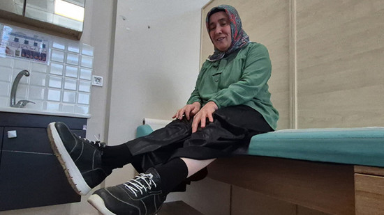 بعمر 51 عاماً.. تنتعل الحذاء للمرة الأولى في حياتها: "صرت أملك الدنيا كلها"