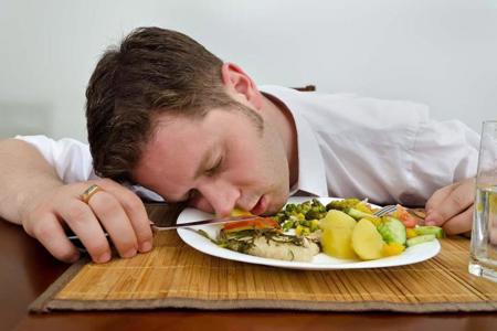 ما هي عواقب النوم بعد الأكل مباشرة؟