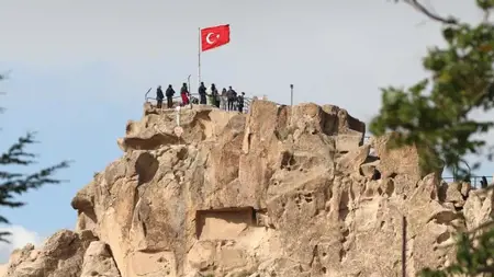 زحف سياحي إلى قلعة "أوشيسار التاريخية" في تركيا  زحف سياحي إلى قلعة "أوشيسار التاريخية" في تركيا