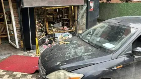 سائق يقتحم مخبز بسيارته في اسطنبول بسبب ضغطه على البنزين بدلًا من الفرامل سائق يقتحم مخبز بسيارته في اسطنبول بسبب ضغطه على البنزين بدلًا من الفرامل