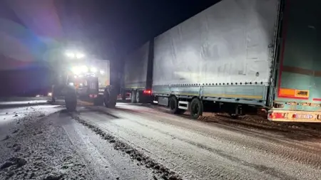 تركيا..عودة حركة النقل على طريق أردهان-شافسات السريع إلى طبيعتها تركيا..عودة حركة النقل على طريق أردهان-شافسات السريع إلى طبيعتها