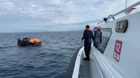 إنقاذ 45 مهاجرًا غير نظامي دفعتهم عناصر يونانية إلى المياه الإقليمية التركية إنقاذ 45 مهاجرًا غير نظامي دفعتهم عناصر يونانية إلى المياه الإقليمية التركية