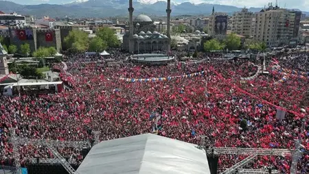 تجمع هائل لحضور خطاب أردوغان في قيصري.. وهذا ما صرح به تجمع هائل لحضور خطاب أردوغان في قيصري.. وهذا ما صرح به