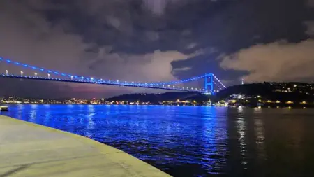 جسر السلطان محمد الفاتح بإسطنبول يتحول إلى اللون الأزرق جسر السلطان محمد الفاتح بإسطنبول يتحول إلى اللون الأزرق