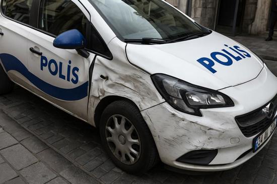 سيارة دورية تتحطم في ميدان تقسيم وإصابة 4 شرطيين سيارة دورية تتحطم في ميدان تقسيم وإصابة 4 شرطيين