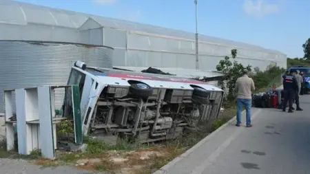 انقلاب حافلة صغيرة تقل سياحاً في أنطاليا انقلاب حافلة صغيرة تقل سياحاً في أنطاليا