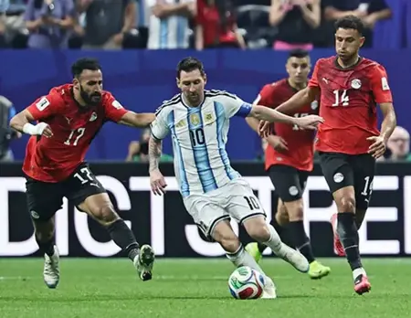 ظلم تحكيمي صارخ يطيح بمصر من المونديال أمام الأرجنتين