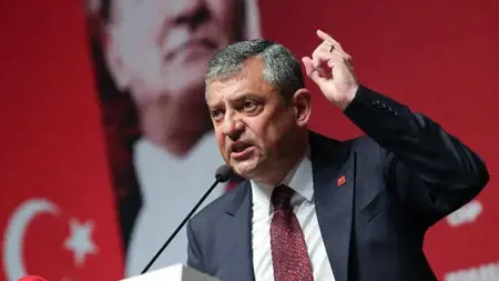 أوزغور أوزيل يلوّح بحزب جديد: «إما نستعيد حزبنا أو نفتح طريقاً جديداً»