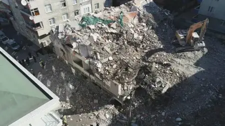 انهيار مبنى مهجور في كوتشوك تشكمجة باسطنبول انهيار مبنى مهجور في كوتشوك تشكمجة باسطنبول