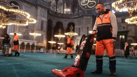 مسجد آيا صوفيا في تركيا يتهيأ لاستقبال زواره  في شهر رمضان مسجد آيا صوفيا في تركيا يتهيأ لاستقبال زواره  في شهر رمضان