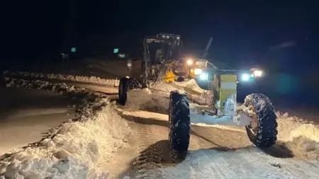 فتح طرق أغلقتها الثلوج في كهرمان مرعش أمام وسائل النقل