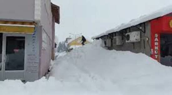 تركيا تواجه “مارس الثلجي”: 298 طريقًا مغلقًا بسبب الثلوج