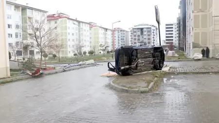 تركيا ..عاصفة تقتلع أسطح المنازل وتسقط الأشجار وتدمر المركبات