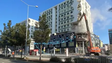 باستخدام مروحية.. أتراك يحاولون إنقاذ "قطة" عالقة في مبنى متضرر جراء الزلازل باستخدام مروحية.. أتراك يحاولون إنقاذ "قطة" عالقة في مبنى متضرر جراء الزلازل