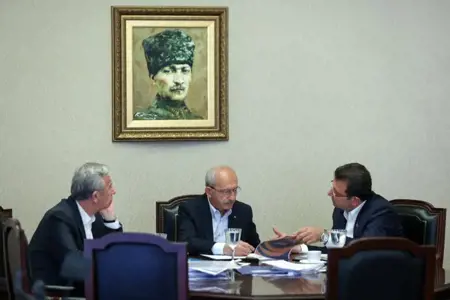 كيليتشدار أوغلو يقرر فصل الفريق الإعلامي لحملته الانتخابيه في الجولة الأولى كيليتشدار أوغلو يقرر فصل الفريق الإعلامي لحملته الانتخابيه في الجولة الأولى