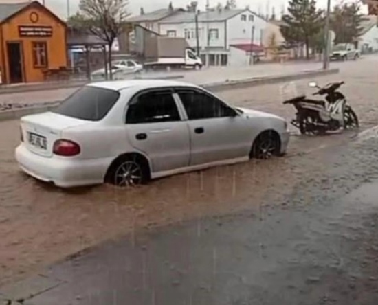 أمطار غزيرة تضرب بايبورت التركية وتتسبب باضطرابات مرورية