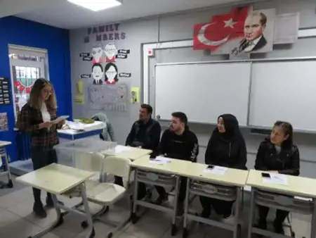 رؤساء وأعضاء لجان المراكز الانتخابية في تركيا يؤدون اليمين  رؤساء وأعضاء لجان المراكز الانتخابية في تركيا يؤدون اليمين