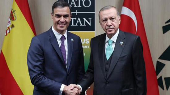 أردوغان يجري اتصالا هاتفيا مع رئيس الوزراء الإسباني أردوغان يجري اتصالا هاتفيا مع رئيس الوزراء الإسباني