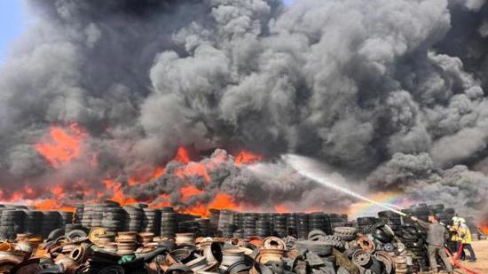 اندلاع حريق مهول في الموقع الصناعي لتجار الخردة بأنقرة اندلاع حريق مهول في الموقع الصناعي لتجار الخردة بأنقرة