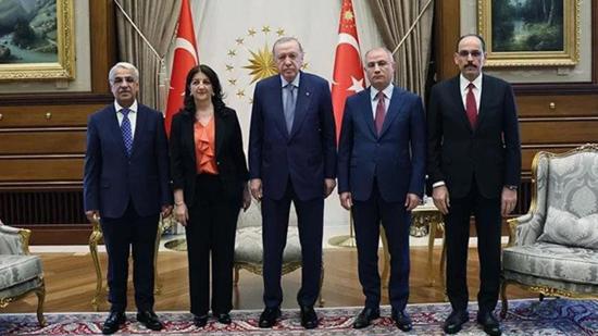 عاجل: إردوغان يستقبل وفد «إمرالي» من حزب DEM ضمن مسار «تركيا الخالية من الإرهاب»