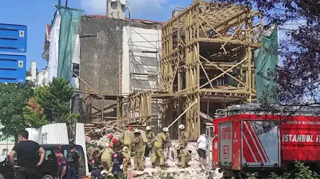 شخص يعلق أسفل مبنى تاريخي منهار في إسطنبول  شخص يعلق أسفل مبنى تاريخي منهار في إسطنبول