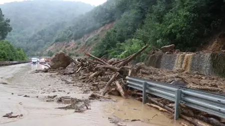 إغلاق الطريق السريع بين إسطنبول وزونغلداك بسبب انهيارات أرضية  إغلاق الطريق السريع بين إسطنبول وزونغلداك بسبب انهيارات أرضية