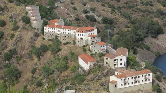 قرية إسبانية كاملة بها منازل وكنائس ومدارس معروضة للبيع بسعر خيالي