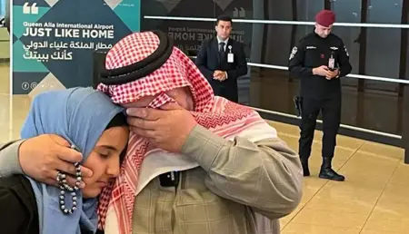 بدموع الحزن والفرح.. لاجئ سوري يلتقي بطفلته بعد 10 سنوات من الفراق بدموع الحزن والفرح.. لاجئ سوري يلتقي بطفلته بعد 10 سنوات من الفراق