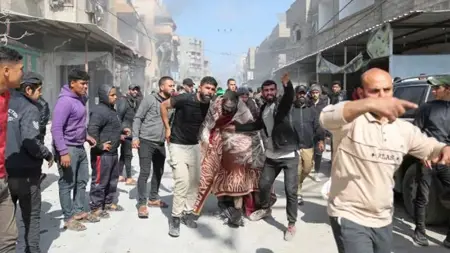 جيش الاحتلال يستهدف فلسطينيين كانوا ينتظرون المساعدات الإنسانية بغزة جيش الاحتلال يستهدف فلسطينيين كانوا ينتظرون المساعدات الإنسانية بغزة