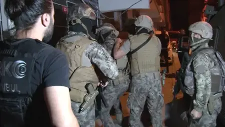 شرطة إسطنبول تنفذ عمليات متزامنة في المدينة للقبض على تجار المخدرات شرطة إسطنبول تنفذ عمليات متزامنة في المدينة للقبض على تجار المخدرات