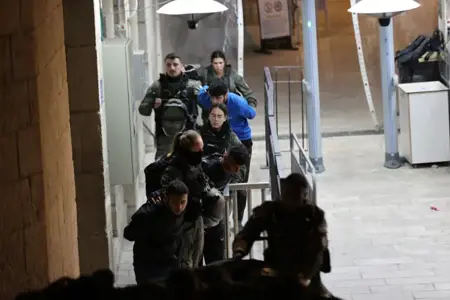 اعتداء عنيف من قوات الاحتلال الإسرائيلي على المصلين في الأقصى اعتداء عنيف من قوات الاحتلال الإسرائيلي على المصلين في الأقصى