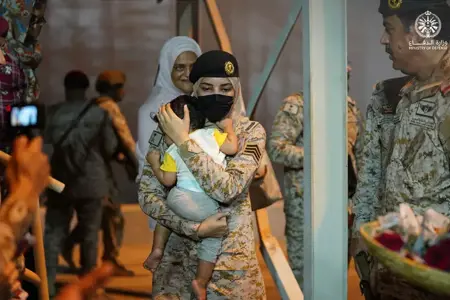 مجندة سعودية "تخطف القلوب"  في أكبر عمليّة إجلاء للفارين من السودان مجندة سعودية "تخطف القلوب"  في أكبر عمليّة إجلاء للفارين من السودان