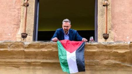 عمدة إحدى بلديات إيطاليا يعلق علم فلسطين على واجهة البلدية