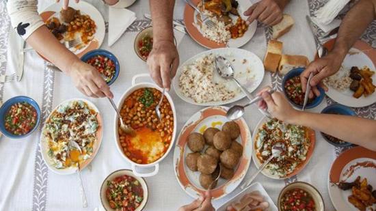 المطبخ التركي يجذب 5.9 مليارات دولار من السيّاح في نصف عام.. والدونر والبيدة واللحم بعجين في الصدارة