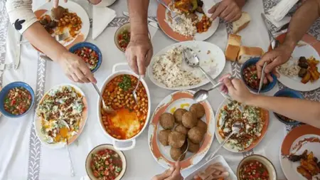 المطبخ التركي يجذب 5.9 مليارات دولار من السيّاح في نصف عام.. والدونر والبيدة واللحم بعجين في الصدارة