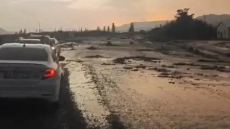 سيول وانهيارات أرضية في قارص تتسبب في احتجاز 11 مركبة وقطع طرق رئيسية  سيول وانهيارات أرضية في قارص تتسبب في احتجاز 11 مركبة وقطع طرق رئيسية