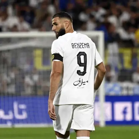 نهاية حقبة: الهلال السعودي يُنهي رسمياً مسيرة بنزيما في صفوفه