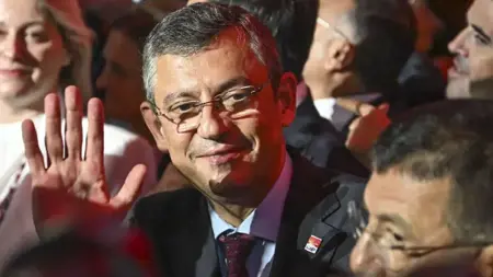 كمال كيليجدار أوغلو يهنئ رئيس الحزب الجمهوري الجديد أوزجور أوزيل كمال كيليجدار أوغلو يهنئ رئيس الحزب الجمهوري الجديد أوزجور أوزيل