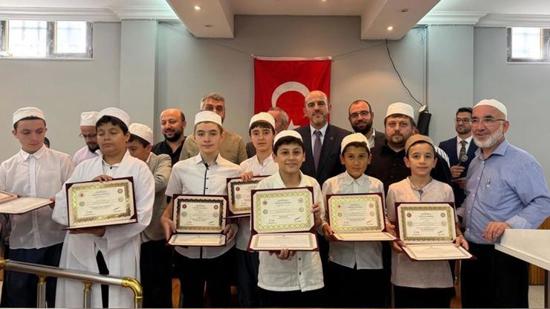احتفال مهيب في إسطنبول تكريم 53 حافظًا للقرآن الكريم في حي إيسنلر احتفال مهيب في إسطنبول تكريم 53 حافظًا للقرآن الكريم في حي إيسنلر