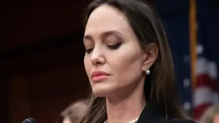 "أنجلينا جولي" تنغمس في الموضة لدعم اللاجئين والفئات المحرومة "أنجلينا جولي" تنغمس في الموضة لدعم اللاجئين والفئات المحرومة