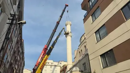سقوط جزء من مئذنة مسجد في منطقة إسنيورت باسطنبول سقوط جزء من مئذنة مسجد في منطقة إسنيورت باسطنبول