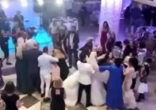 عروس تتعرض للضرب المبرح في حفل زفافها بإسطنبول.. والسبب صادم