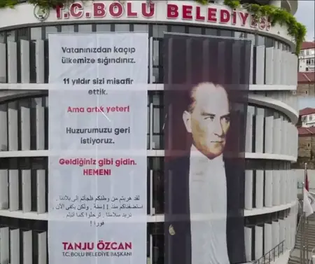 بالعربية والتركية.. لافتة صادمة على مقر بلدية بولو موجهة للسوريين بالعربية والتركية.. لافتة صادمة على مقر بلدية بولو موجهة للسوريين