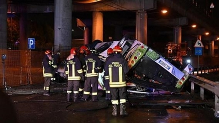 إيطاليا.. سقوط حافلة من أعلى جسر بالبندقية يخلف 20 ضحية