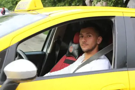 سائق تاكسي ينقذ امرأة علقت في تيار مياه متدفق بولاية أماسيا التركية سائق تاكسي ينقذ امرأة علقت في تيار مياه متدفق بولاية أماسيا التركية